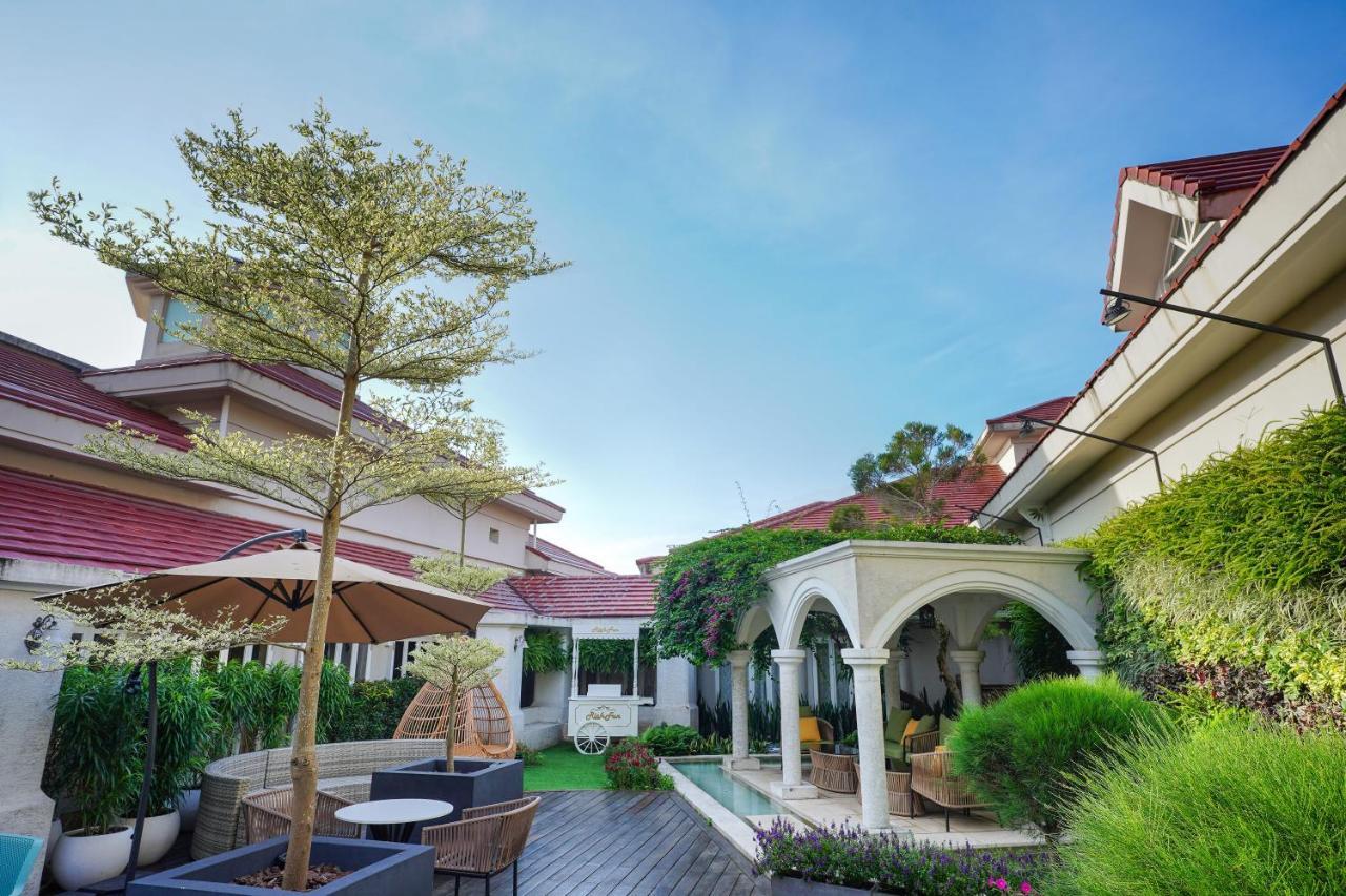 Hualien Farglory Hotel Yanliau Екстериор снимка The courtyard of the hotel