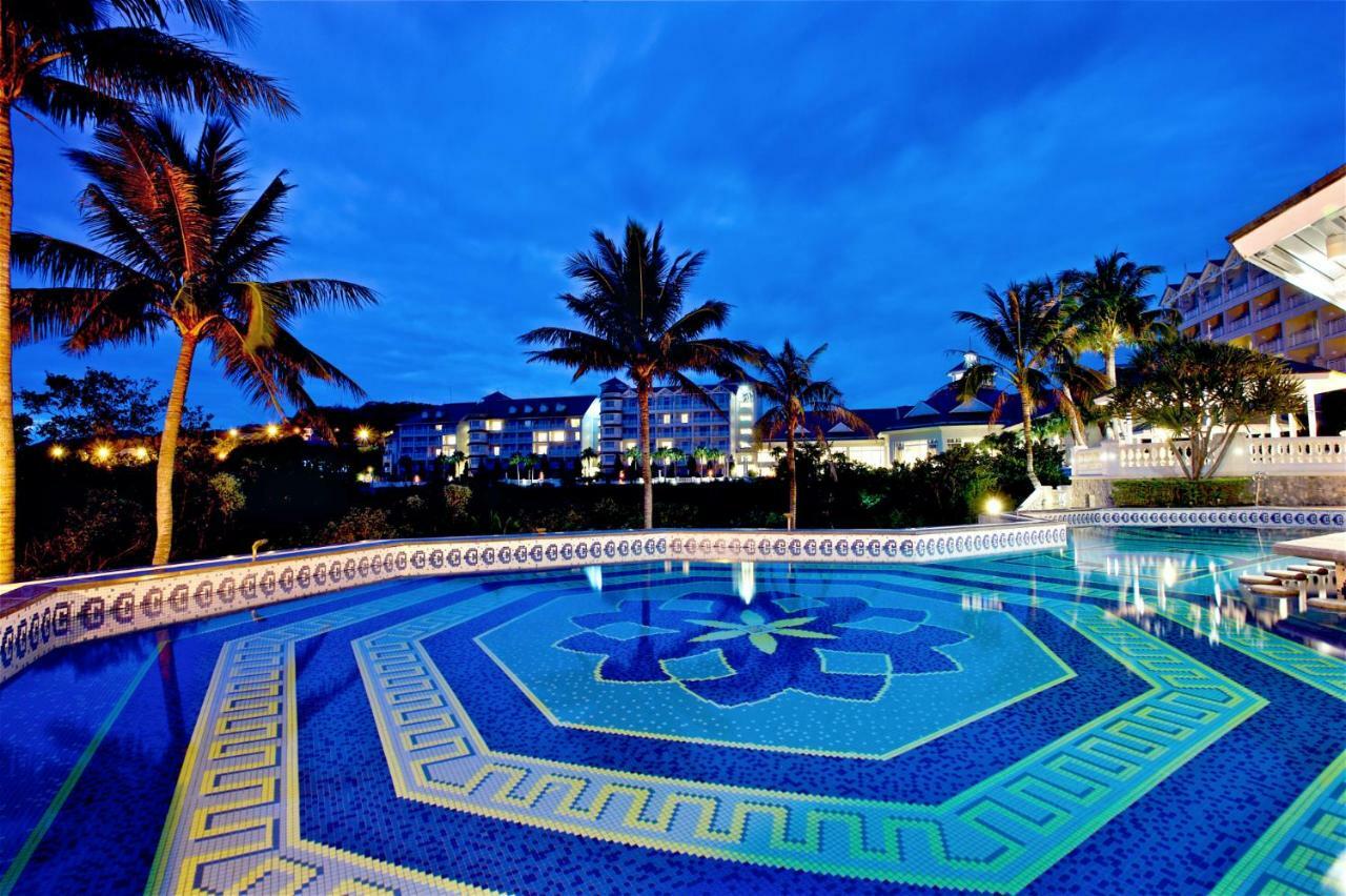 Hualien Farglory Hotel Yanliau Екстериор снимка The pool at the Royal Garden Villas